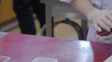 Şef elleri kıymalı burger pirzolası hazırlıyor. Kapatın.