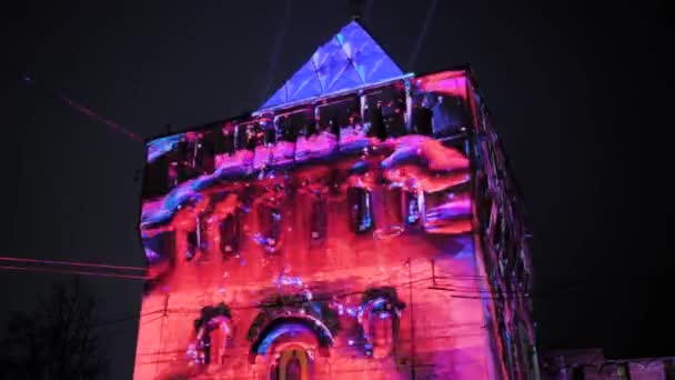 Spectacle de vidéo mapping coloré projeté sur le mur du bâtiment historique sur la rue — Video