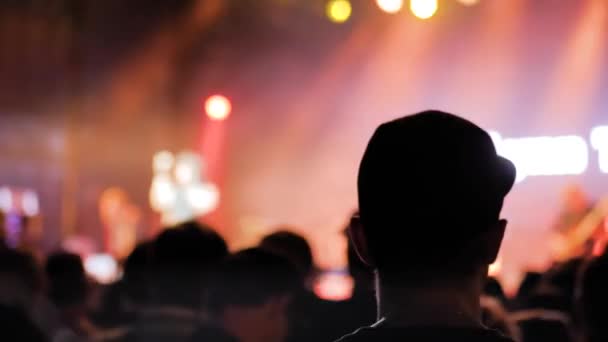 Вечірки на рок-концерті перед сценою — стокове відео