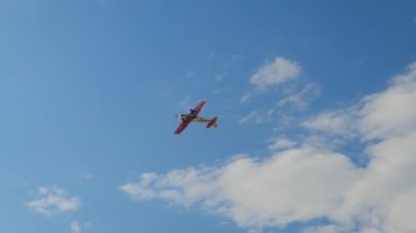 Mavi gökyüzünde uçan ve dublörlük yapan hafif uçaklar - yavaş çekim