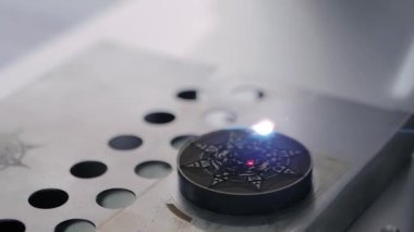 Laser oyma makinesi dairesel plastik iş parçasında yıldızın yanma işareti