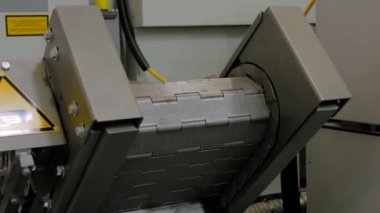 Fabrikada çipleri, cüceleri, atıkları ve hurda metalleri kaldırmak için taşıyıcı - kapat