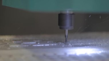 Otomatik cnc, değirmen makinesine dönüşüyor. Metal işçiliği talaşlarla kesiyor.