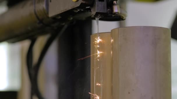 Станок для резки проволоки, работающий с металлической заготовкой с искрами на заводе — стоковое видео