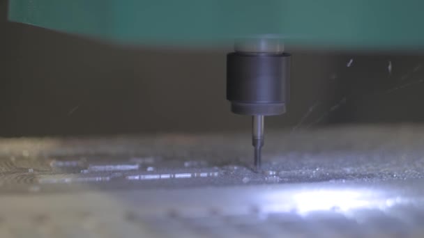 Fraiseuse automatique de tournage CNC coupant une pièce métallique avec des copeaux — Video