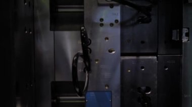 Boş plastik bardakların üretimi - iş sırasında enjeksiyon kalıp makinesi