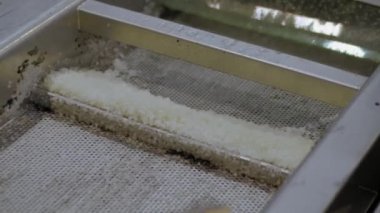 Otomatik taşıma bandında geri dönüştürülmüş plastik granüller, şist karıştırıcı - kapat