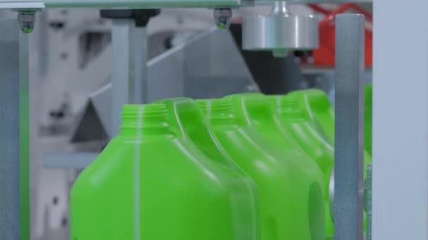 Lege groene plastic jerrycans vallen op tentoonstelling van transportband — Stockvideo