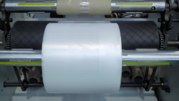 Automatische plastic zak maken machine - roller met polyethyleen film — Stockvideo