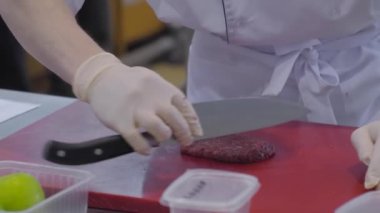 Şef elleri kıymalı burger pirzolası hazırlıyor. Kapatın.