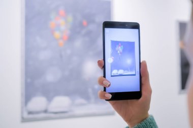 AR uygulamalı akıllı telefon kullanan kadın - çağdaş sanat konsepti
