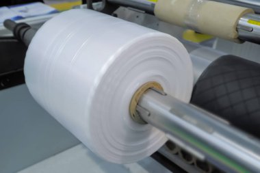 Yakın çekim: otomatik plastik torba yapma makinesi - polietilen filmli silindir