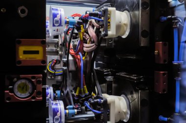 İş sırasında enjeksiyon kalıp makinesi: boş plastik kaselerin üretimi