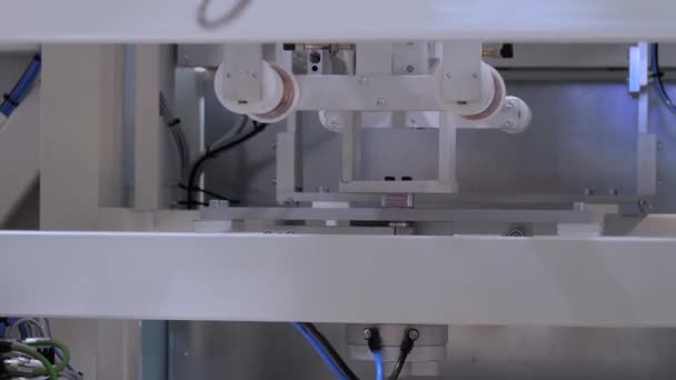 Otomatik seçim ve yerleştirme robotik kol manipülatörü boş plastik bardakları taşır — Stok video