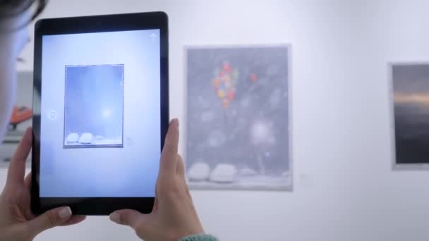 Koncepcja sztuki współczesnej - kobieta korzystająca z tabletu z aplikacją AR — Wideo stockowe