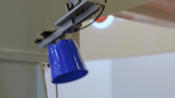 吸引カップ付き自動ロボットアームマニピュレータは、紫色のプラスチックポットを移動します — ストック動画
