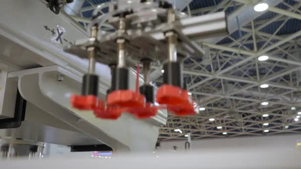 Automatischer Roboterarm-Manipulator bewegt rote Ausstechformen aus Kunststoff — Stockvideo