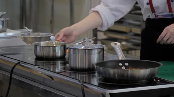 Chef derretendo a manteiga no pote na cozinha do restaurante — Vídeo de Stock