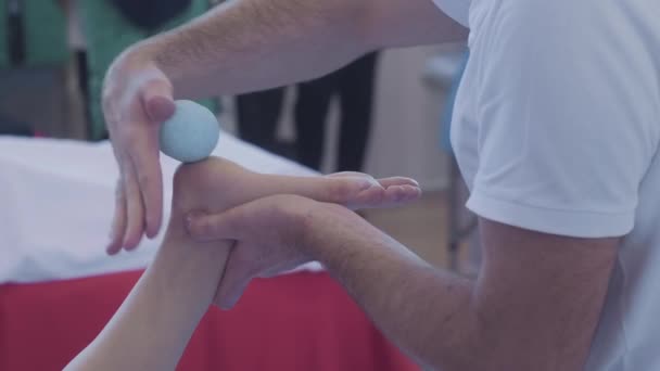 Закрыть: маммолог делает массаж ног клиентке в спа-центре — стоковое видео