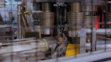 Sergi sırasında otomatik öğütücü kahve kağıdı yapma makinesi