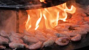 Yavaş çekim: Aşçı taze kırmızı kral karidesleri ızgarada kızartıyordu.