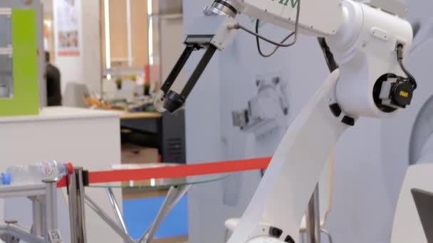 Pick and place braccio morsetto robotico industriale durante il lavoro alla fiera robot — Video Stock