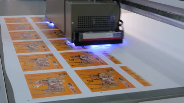 Impressão de grande formato - Impressora digital de mesa UV durante o trabalho em exposição — Vídeo de Stock