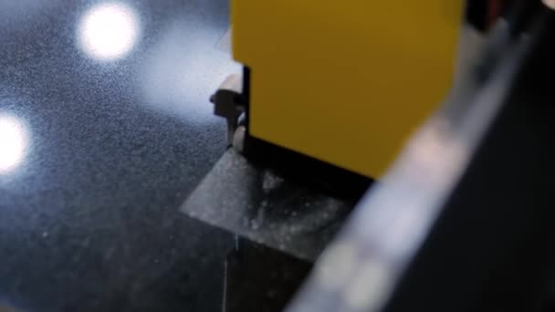 Stengravyr maskin etsning bild på svart granit gravsten - närbild — Stockvideo