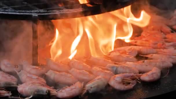 Cámara lenta: chef asando gambas rojas frescas en brasero con llama caliente — Vídeos de Stock