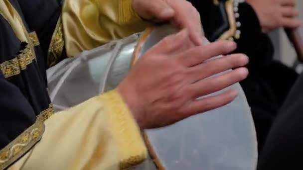 スローモーション:民族打楽器を演奏する男の手:閉じる — ストック動画