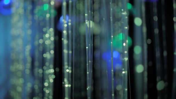 Luz decorativa da grinalda do diodo emissor de luz no quarto escuro na exposição imersiva moderna, — Vídeo de Stock