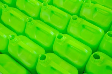 Birçok boş yeşil plastik bidon arkaplanı - kapat