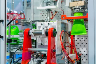 Otomatik darbe kalıbı makinesi: boş yeşil plastik bidonların üretimi