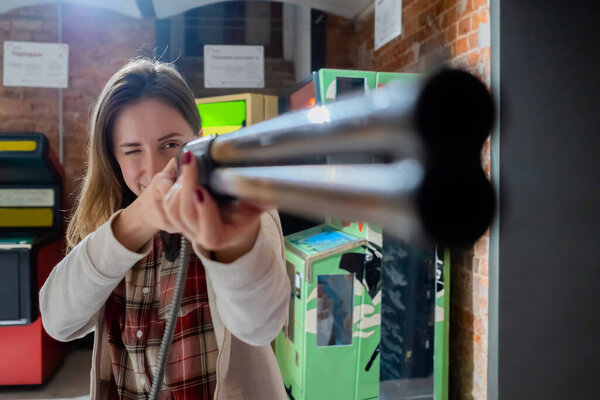 Женщина-геймер играет в винтажные аркадные игры