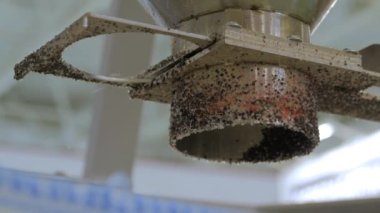 Geri dönüştürülmüş topaklar, metal borudan düşen plastik granüller - yakın çekim