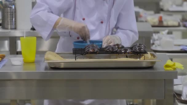 Proces przygotowywania polewy czekoladowej do ciasteczek w piekarni - widok z przodu — Wideo stockowe