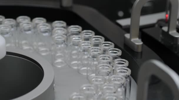 Ligne de production pharmaceutique - bande transporteuse avec flacons en verre d'injection vides — Video