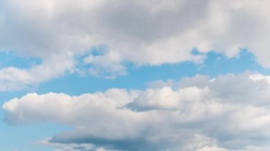 Zaman ayarlı - mavi gökyüzüne doğru hızla hareket eden beyaz bulutlar