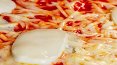 Zaman ayarlı - ev yapımı pizza Margherita evde elektrikli fırında pişirme: Kapat