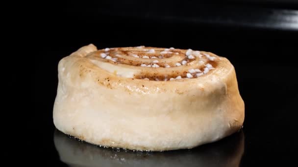 Timelapse - cozimento de pão de canela caseiro e aumento no forno elétrico em casa — Vídeo de Stock