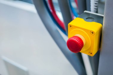 Kırmızı düğmeli makine kontrol paneli - fabrikada acil durdurma