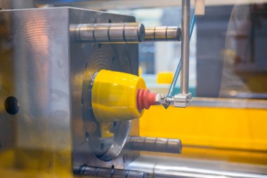 İş sırasında enjeksiyon kalıp makinesi: boş plastik bardak üretimi: kapat