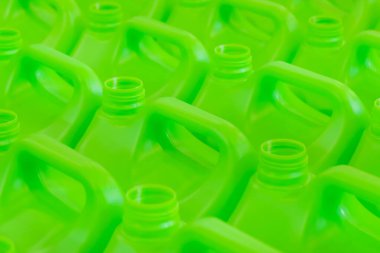 Birçok boş yeşil plastik bidon arkaplanı