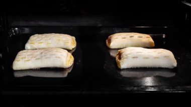 Zaman ayarlı - dört ev yapımı çörek ve elektrikli fırında kırmızı çilek reçeli.