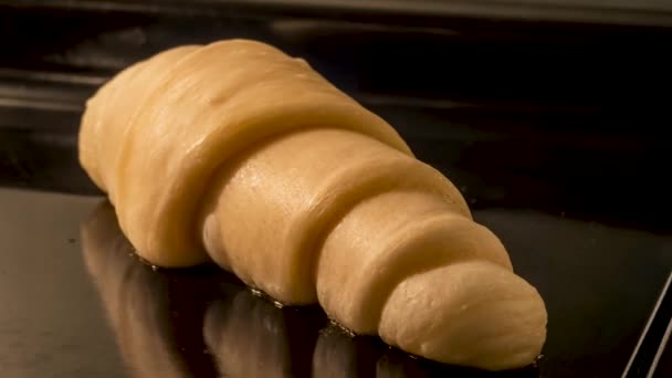 Timelapse - cozimento croissant caseiro e subindo no forno elétrico: close-up — Vídeo de Stock