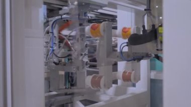 Otomatik seçim ve yerleştirme robotik kol manipülatörü boş plastik bardakları taşır