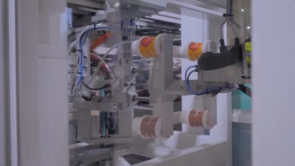 Le manipulateur automatique de bras robotisé pick and place déplace les gobelets en plastique vides — Video