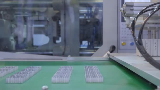 Pick és helyezze robot kar manipulátor mozgó műanyag részleteket szállítószalag — Stock videók