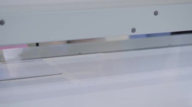 Büyük biçim yazdırma - matbaada çalışırken UV dijital düz yatak yazıcısı