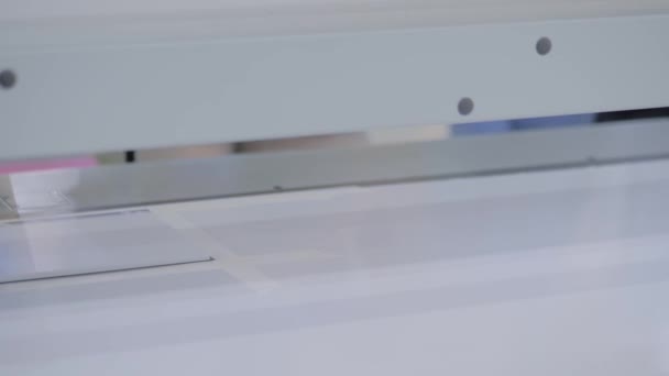 Impression grand format - Imprimante numérique UV à plat pendant le travail à l'imprimerie — Video